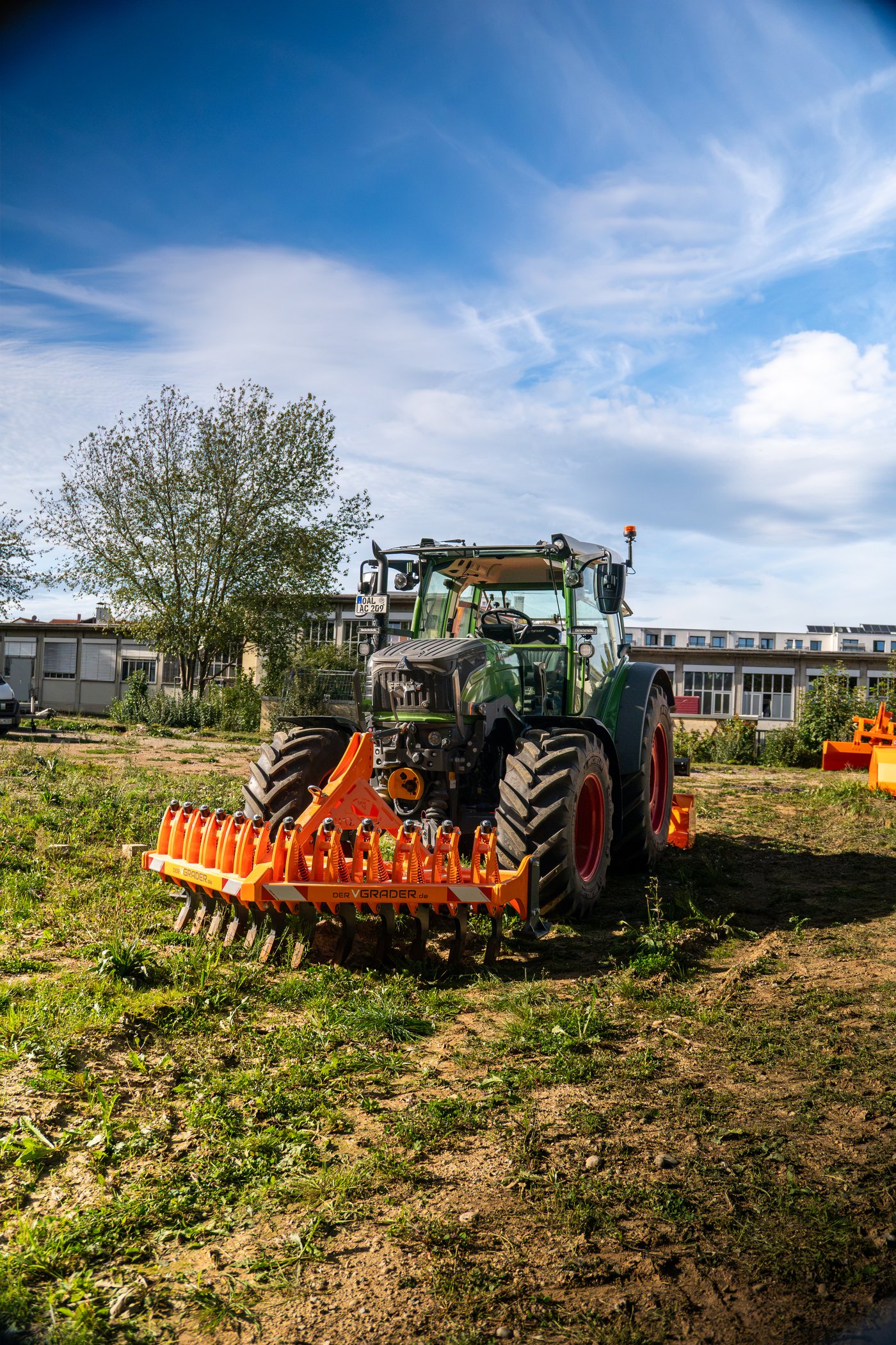 Aufreißer V12 im Einsatz, vorne am Traktor montiert